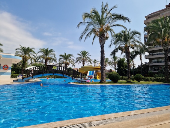 Квартира в Турции 2+1 в комплексе River Side Resort в районе Тосмур в Алании - Фото 2